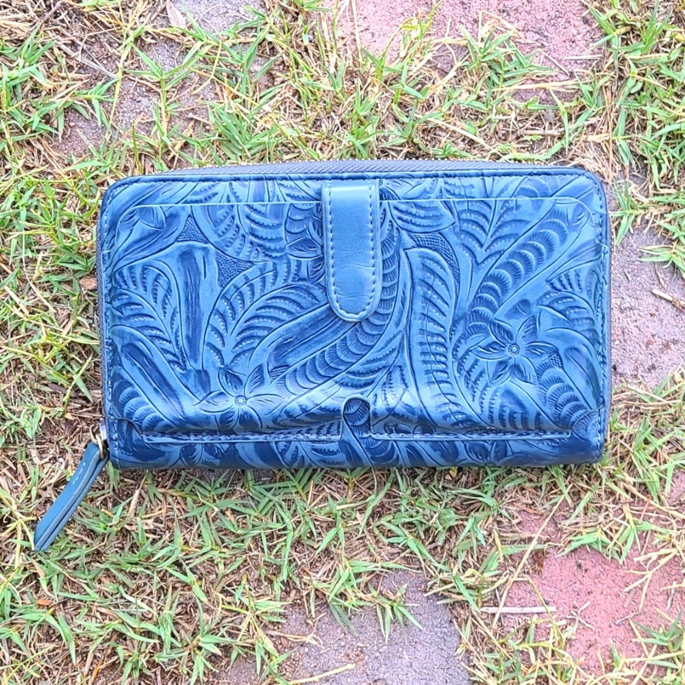 💙SOLD💙Floral embossed crossbody wallet